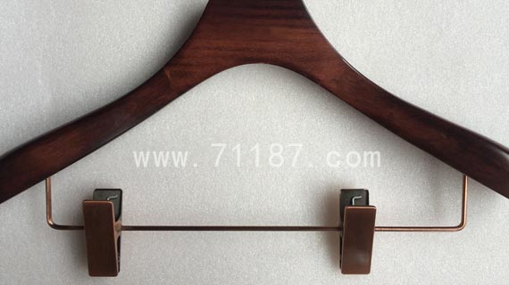 下夹款实木衣架-欢迎光临888集团衣架-严米衣架.jpg